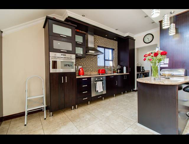 3 BEDROOM TOWNHOUSE FOR SALE IN BASSONIA